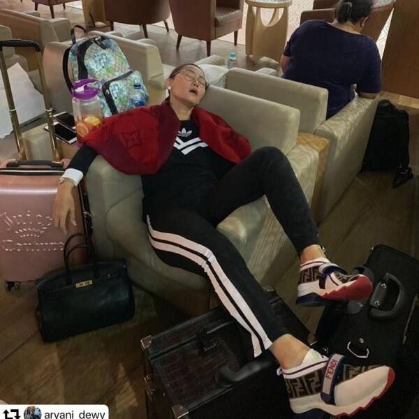10 Potret Inul Daratista Ketiduran di Bandara, No Jaim-jaim Club Deh!