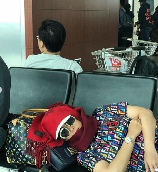 10 Potret Inul Daratista Ketiduran di Bandara, No Jaim-jaim Club Deh!
