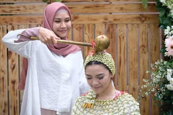 10 Potret Momen Bahagia Siraman Rifqa Malsyita, Adik Zaskia Adya Mecca