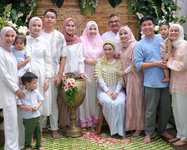 10 Potret Momen Bahagia Siraman Rifqa Malsyita, Adik Zaskia Adya Mecca
