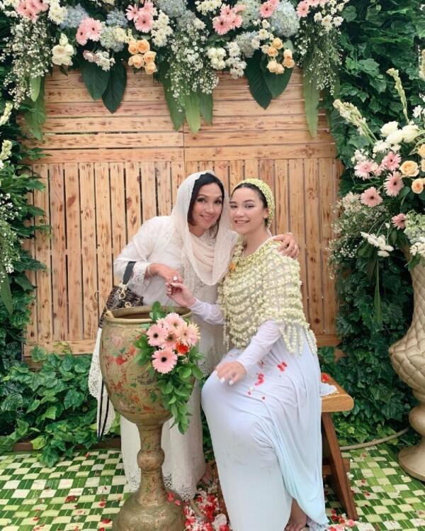 10 Potret Momen Bahagia Siraman Rifqa Malsyita, Adik Zaskia Adya Mecca