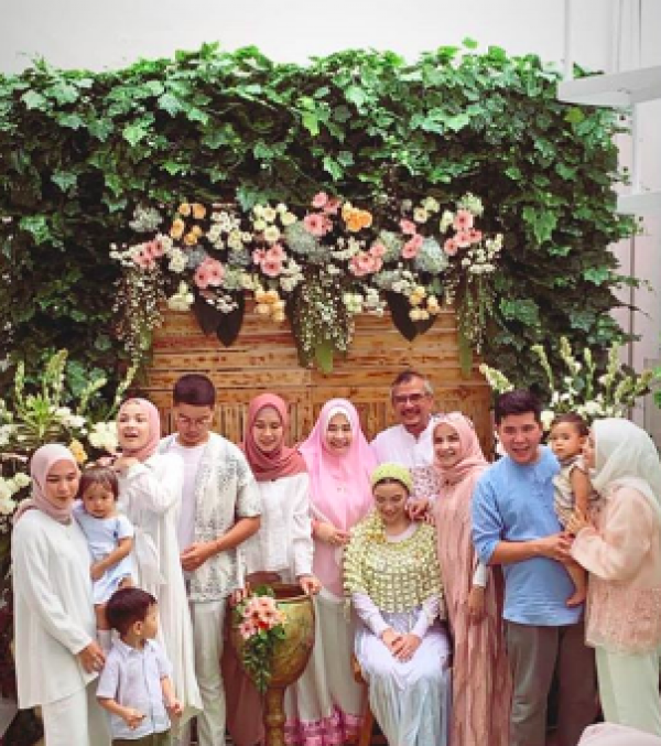 10 Potret Momen Bahagia Siraman Rifqa Malsyita, Adik Zaskia Adya Mecca
