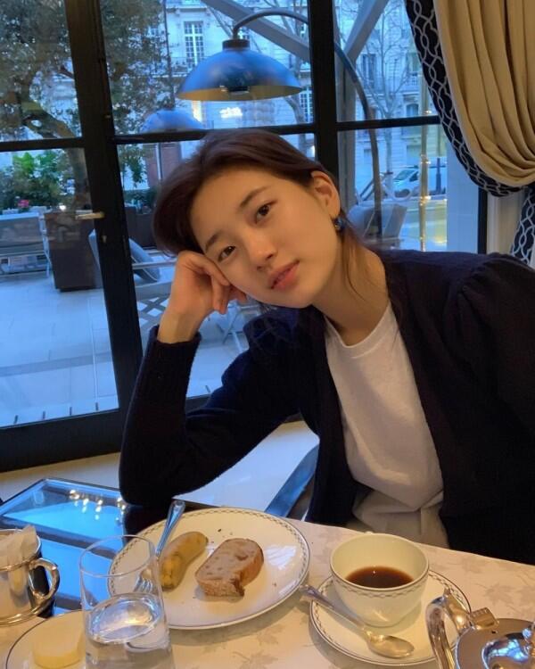 10 Potret Memesona Bae Suzy dengan Tampilan Bare Face