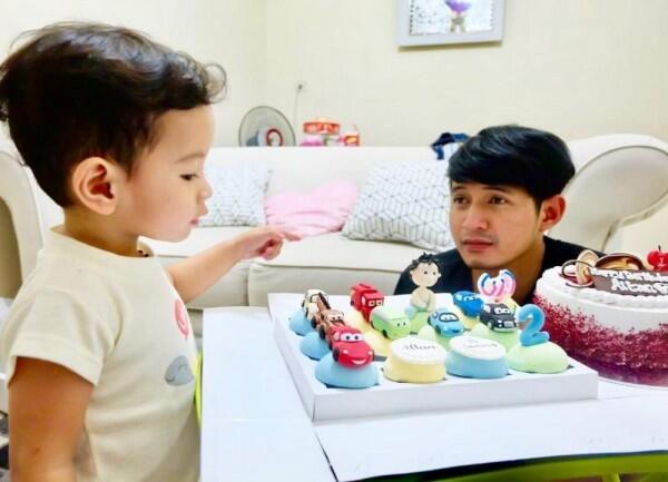 10 Potret Atlansyah Adelio, Keponakan Chand Kelvin yang Lucu Abis