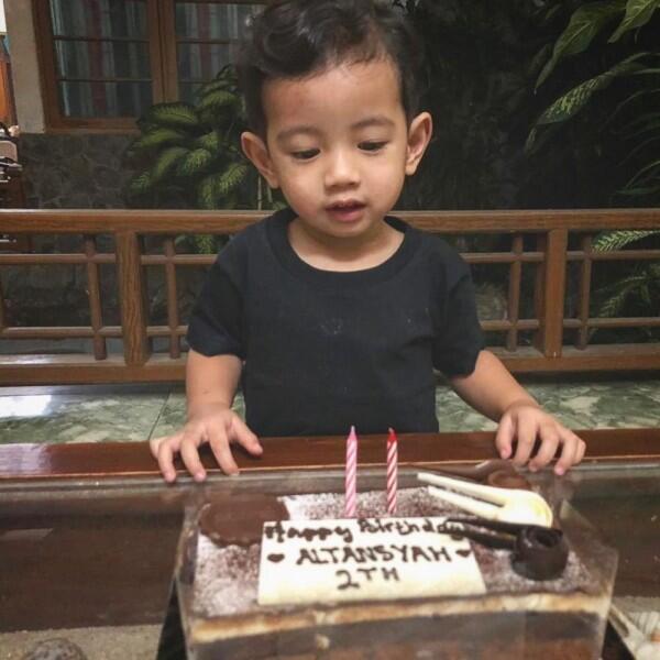 10 Potret Atlansyah Adelio, Keponakan Chand Kelvin yang Lucu Abis