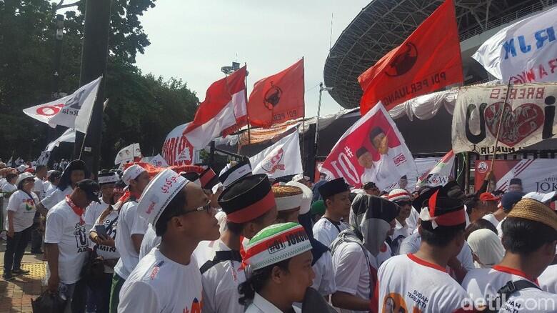 Massa Jokowi-Ma'ruf Mulai Padati Stadion Utama GBK