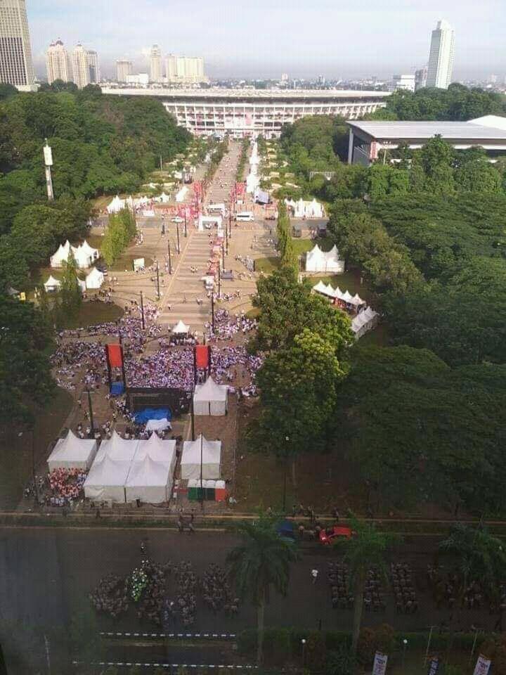 Massa Jokowi-Ma'ruf Mulai Padati Stadion Utama GBK