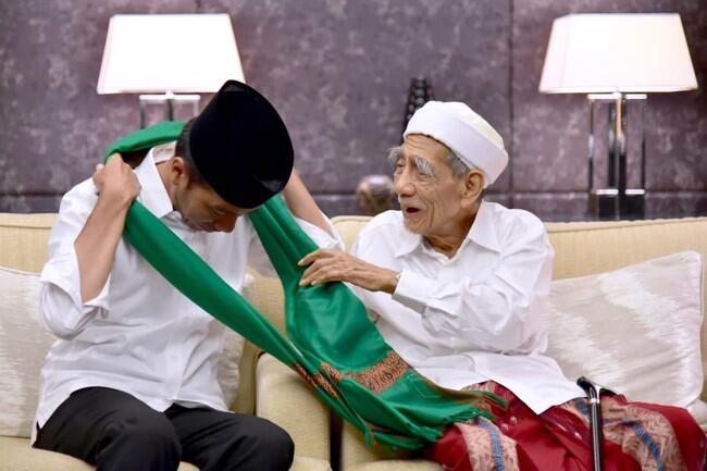 Hadiah Tasbih dan Sorban Untuk Jokowi

