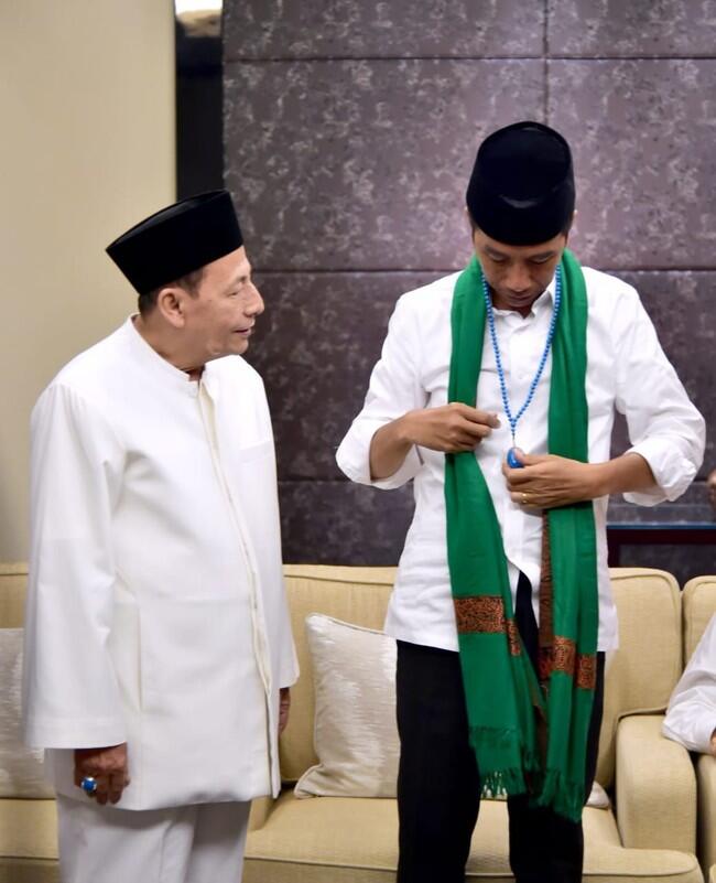 Hadiah Tasbih dan Sorban Untuk Jokowi

