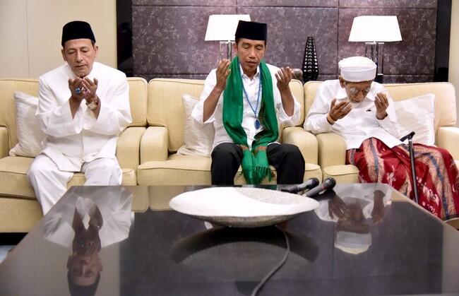 Hadiah Tasbih dan Sorban Untuk Jokowi

