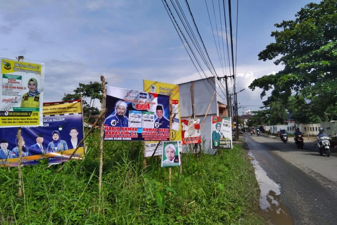 Apa Yang Terpikir Dalam Benak Bule Melihat Baliho Caleg Yang Bertebaran?