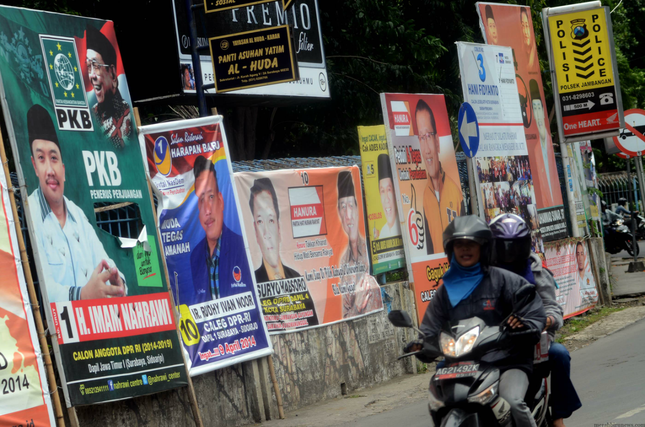 Apa Yang Terpikir Dalam Benak Bule Melihat Baliho Caleg Yang Bertebaran?
