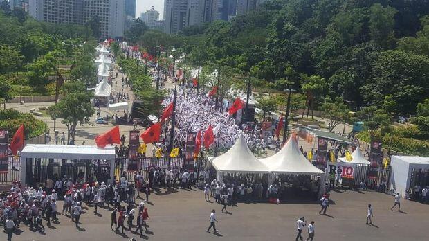 Penampakan Massa Pro Jokowi Jelang Konser Putih Bersatu