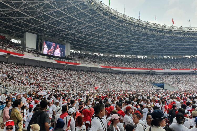 Stadion GBK Penuh, Massa Pendukung Jokowi-Ma’ruf Duduk Lesehan di Luar 