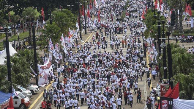 Pendukung Jokowi - Maruf Teriak Ingin Masuk GBK, Tapi di Dalam Sudah Penuh