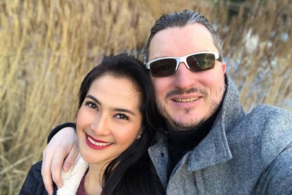 Dinikahi Bule, 10 Potret Maudy Koesnaedi & Suami yang Romantis