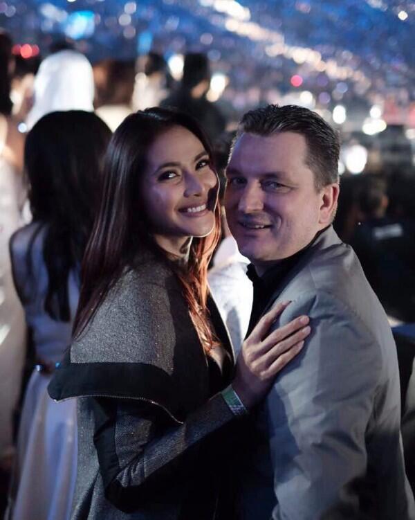 Dinikahi Bule, 10 Potret Maudy Koesnaedi & Suami yang Romantis