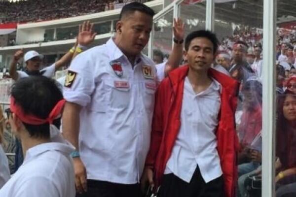 Acungkan Dua Jari, Pria ini Diamankan Polisi di Kampanye Akbar Jokowi