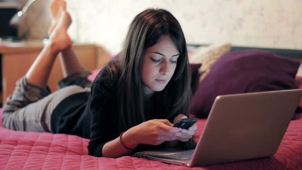 10 Dampak Negatif Internet yang Biasanya Gak Kamu Sadari