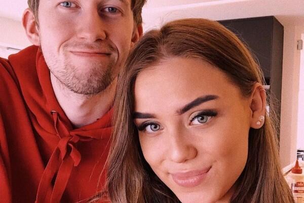Jarang Terekspos, 10 Potret Menawan Vi Kekasih Alan Walker