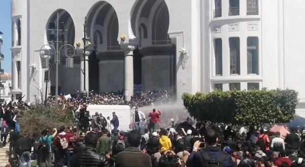 Krisis Aljazair: Bentrok Kembali Pecah, 108 Demonstran Ditahan Polisi