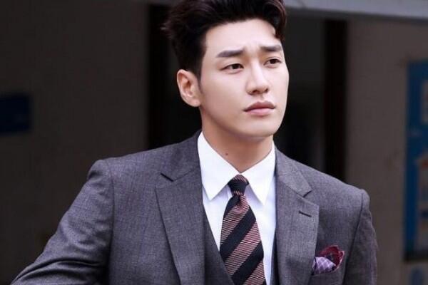 Segera Comeback, 13 Potret Kim Young Kwang yang Siap Lemahkan Hatimu
