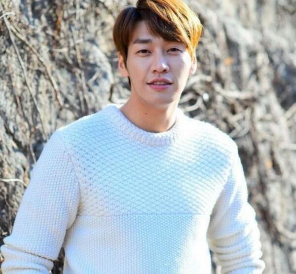 Segera Comeback, 13 Potret Kim Young Kwang yang Siap Lemahkan Hatimu