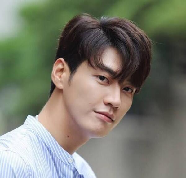 Segera Comeback, 13 Potret Kim Young Kwang yang Siap Lemahkan Hatimu
