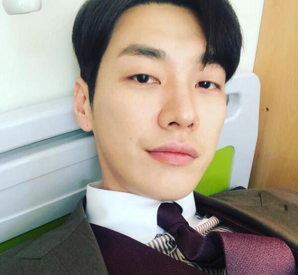 Segera Comeback, 13 Potret Kim Young Kwang yang Siap Lemahkan Hatimu