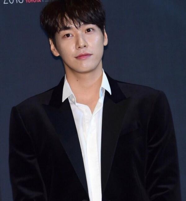 Segera Comeback, 13 Potret Kim Young Kwang yang Siap Lemahkan Hatimu