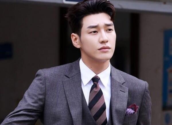 Segera Comeback, 13 Potret Kim Young Kwang yang Siap Lemahkan Hatimu