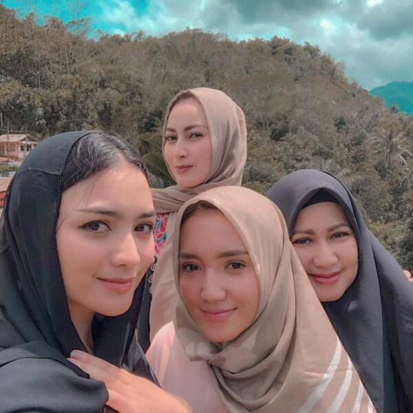 10 Potret Manisnya Erica Putri, Kakak Citra Kirana saat Kenakan Hijab