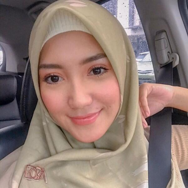 10 Potret Manisnya Erica Putri, Kakak Citra Kirana saat Kenakan Hijab