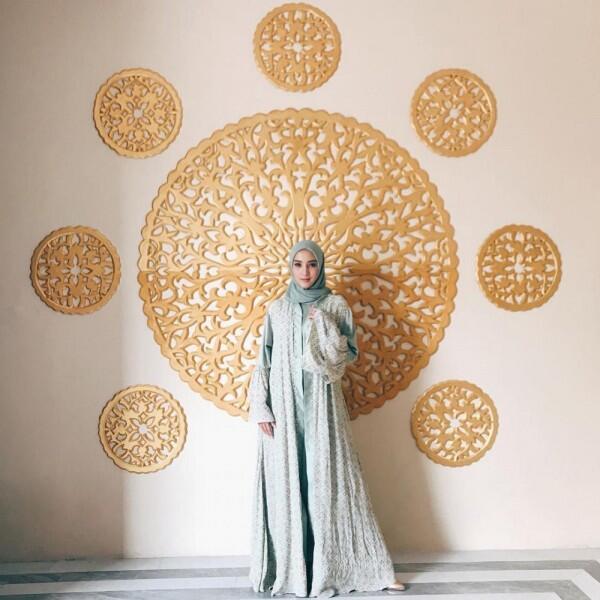 10 Potret Manisnya Erica Putri, Kakak Citra Kirana saat Kenakan Hijab