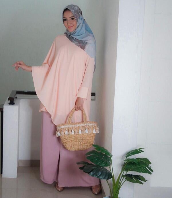 10 Potret Manisnya Erica Putri, Kakak Citra Kirana saat Kenakan Hijab