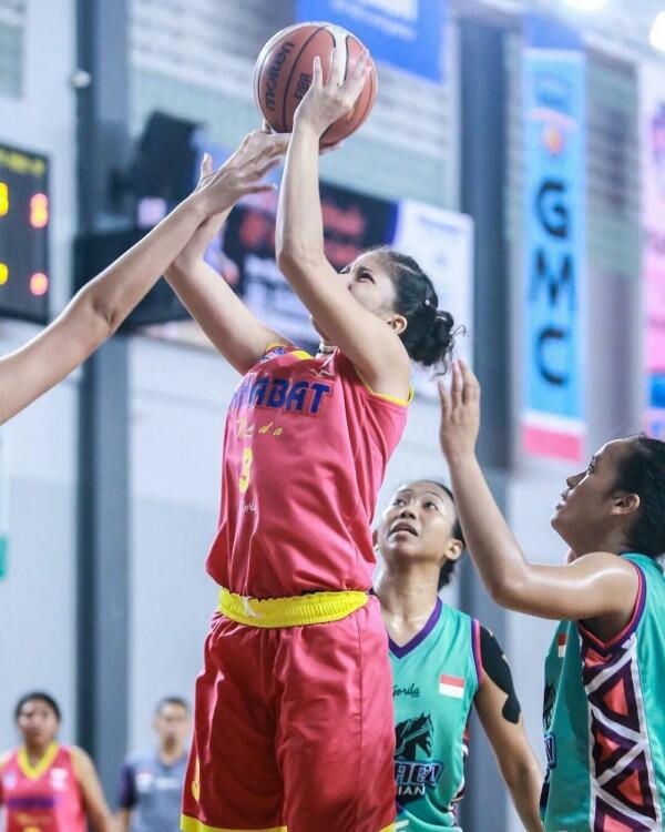 Bintang Lapangan, Ini 10 Potret Energik Sitha Marino Saat Main Basket