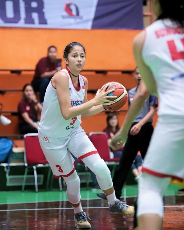 Bintang Lapangan, Ini 10 Potret Energik Sitha Marino Saat Main Basket