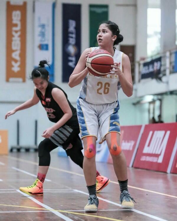 Bintang Lapangan, Ini 10 Potret Energik Sitha Marino Saat Main Basket