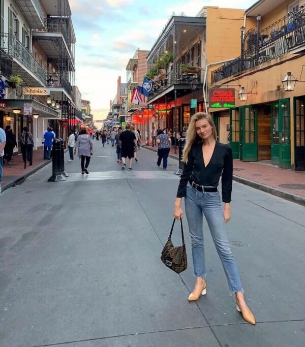 10 Gaya Kasual Para Model Victoria's Secret yang Bisa Kamu Tiru!