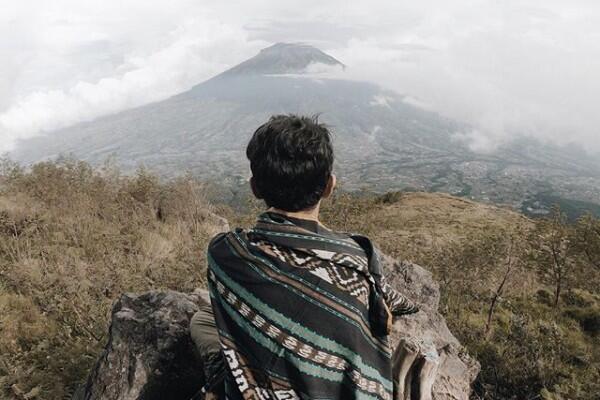 10 Potret Keren Mendaki Gunung ala Fiersa Besari yang Bisa Kamu Ikuti