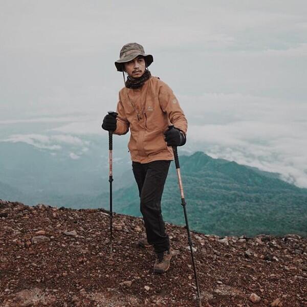 10 Potret Keren Mendaki Gunung ala Fiersa Besari yang Bisa Kamu Ikuti
