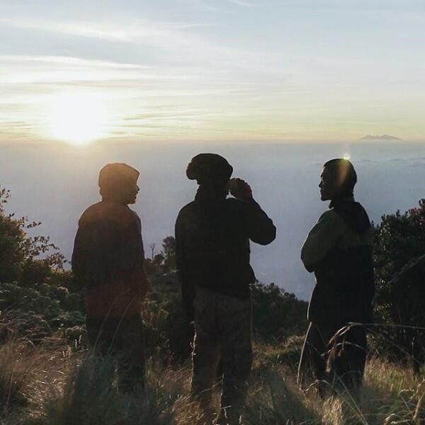 10 Potret Keren Mendaki Gunung ala Fiersa Besari yang Bisa Kamu Ikuti