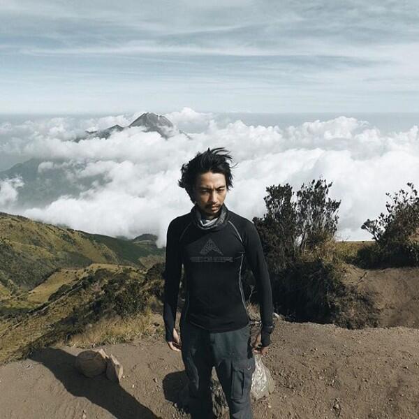 10 Potret Keren Mendaki Gunung ala Fiersa Besari yang Bisa Kamu Ikuti
