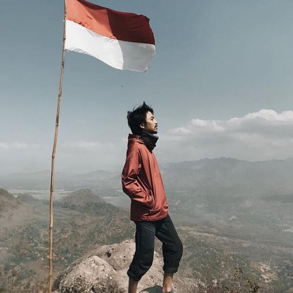 10 Potret Keren Mendaki Gunung ala Fiersa Besari yang Bisa Kamu Ikuti