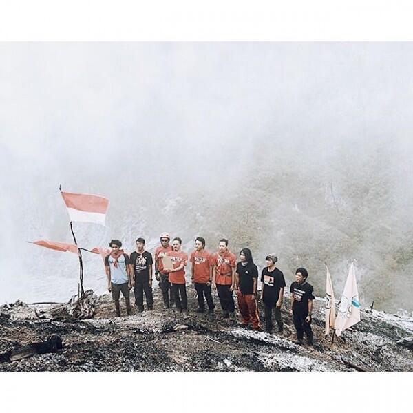 10 Potret Keren Mendaki Gunung ala Fiersa Besari yang Bisa Kamu Ikuti
