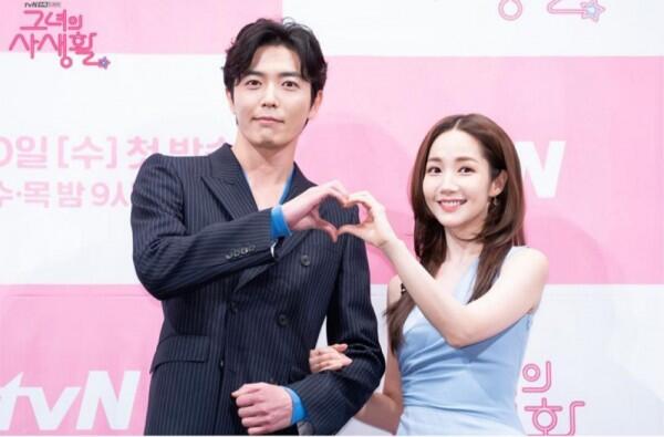 10 Momen Romantis Jae Wook-Min Young di Drama Her Private Life