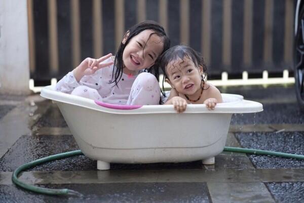 10 Potret Embun & Langit, Buah Hati Ananda Omesh yang Bikin Gemes!