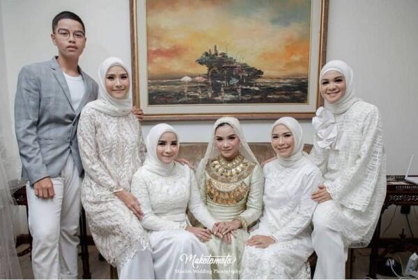 10 Momen Haru & Sakral Pernikahan Rifqa Malsyita, Adik Zaskia Mecca
