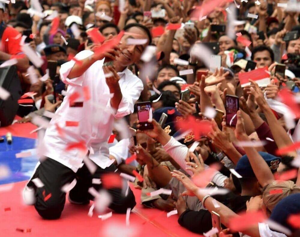 Ustadz Yusuf Mansur Baca Shalawat, Jokowi Malah Asyik Selfie