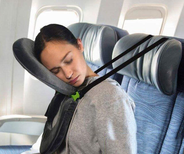 5 Bantal Leher Paling Nyaman untuk Traveling, Gak Bikin Salah Urat